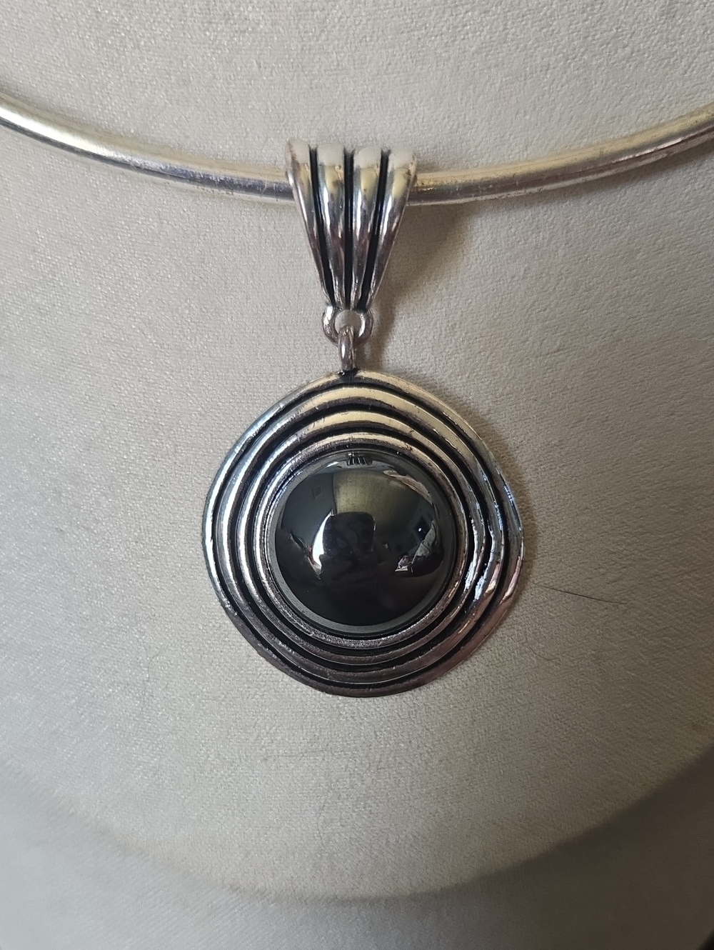 Vintage Premier Designs Silver Tone Choker Necklace with Gunmetal Pendant💫 - Picture 2 of 3